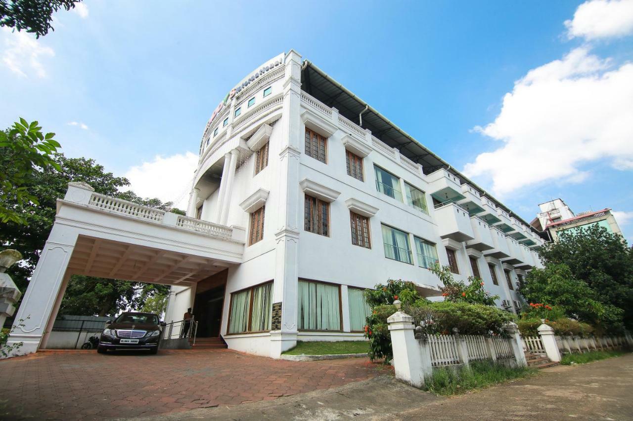 Hotel Meadows International Kizhake Chālakudi Buitenkant foto